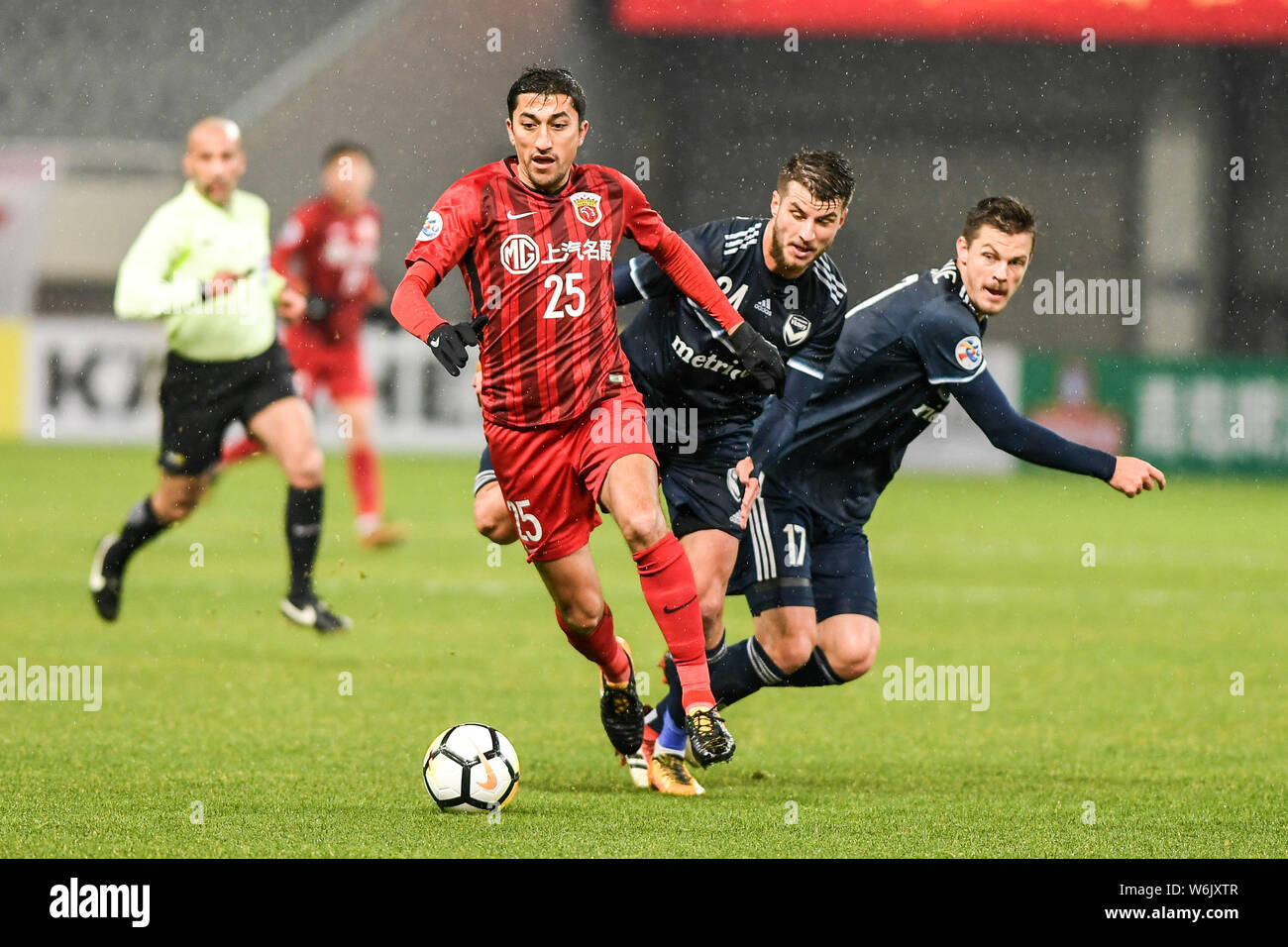 Usbekischer Fußballspieler Odil Ahmedov, Front, der von China Shanghai SIPG Herausforderungen Spieler der Australien Melbourne Victory FC in der Gruppe F Gleiches während t Stockfoto