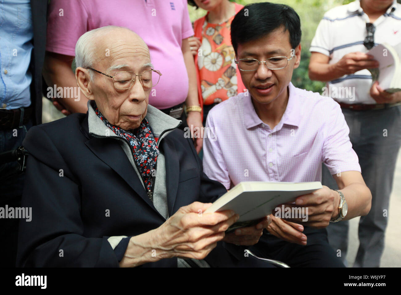 ---- Chinese - Hong Kong geboren renommierte Sinologe und Gelehrter Jao Tsung-I, Links, der starb, bei 101, Besuche der Qing Hui Yuan, einer der vier großen Gar Stockfoto