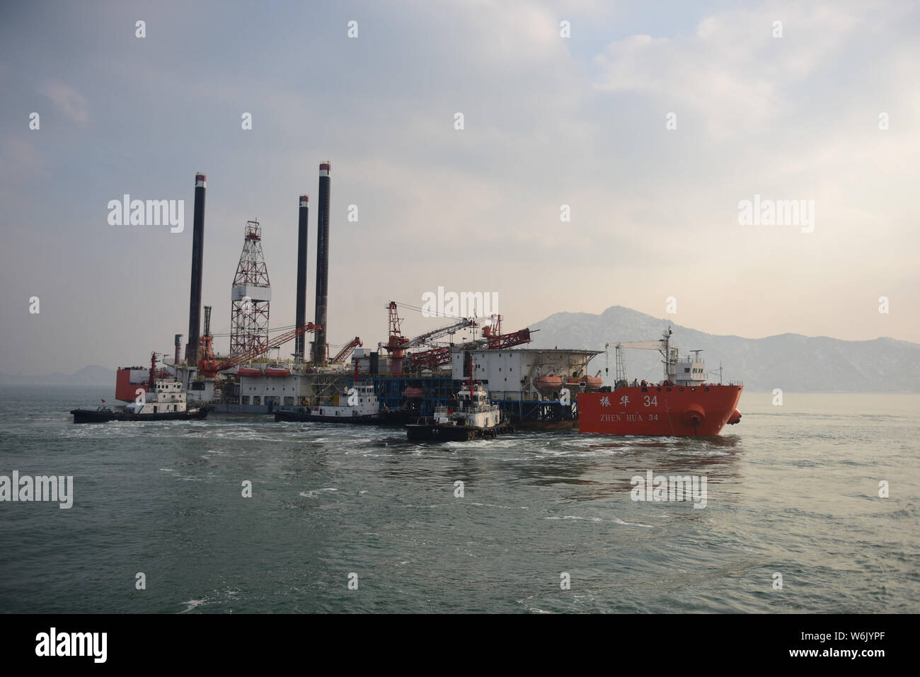 Luftaufnahme der zwei Offshore Oil Bohrplattformen ist hengli 4' und dem 'Neuen Shengli 1' von Sinopec Group zu helfen, Nigeria Öl und Gas an einem Port nutzen Stockfoto