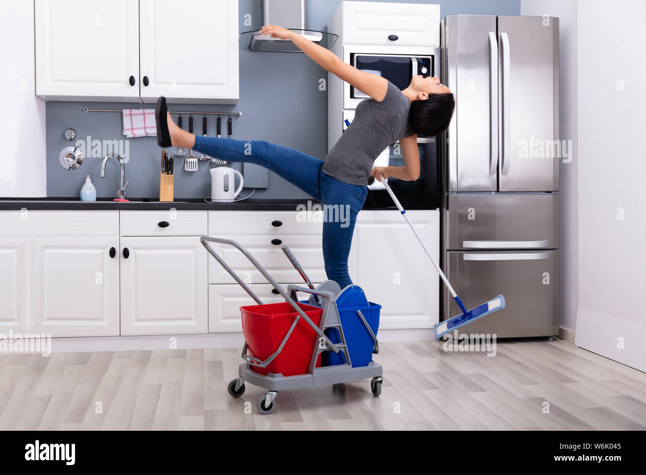 Nahaufnahme einer jungen Frau rutscht beim Wischen in der Küche Stockfoto