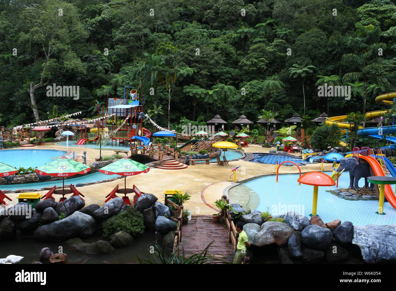 Cisarua, Indonesien - 26. Januar 2018: Spiele und pool Arena am Januar 26, 2018 bei Taman Safari, Cisarua, Bogor, West Java, Indonesien Stockfoto