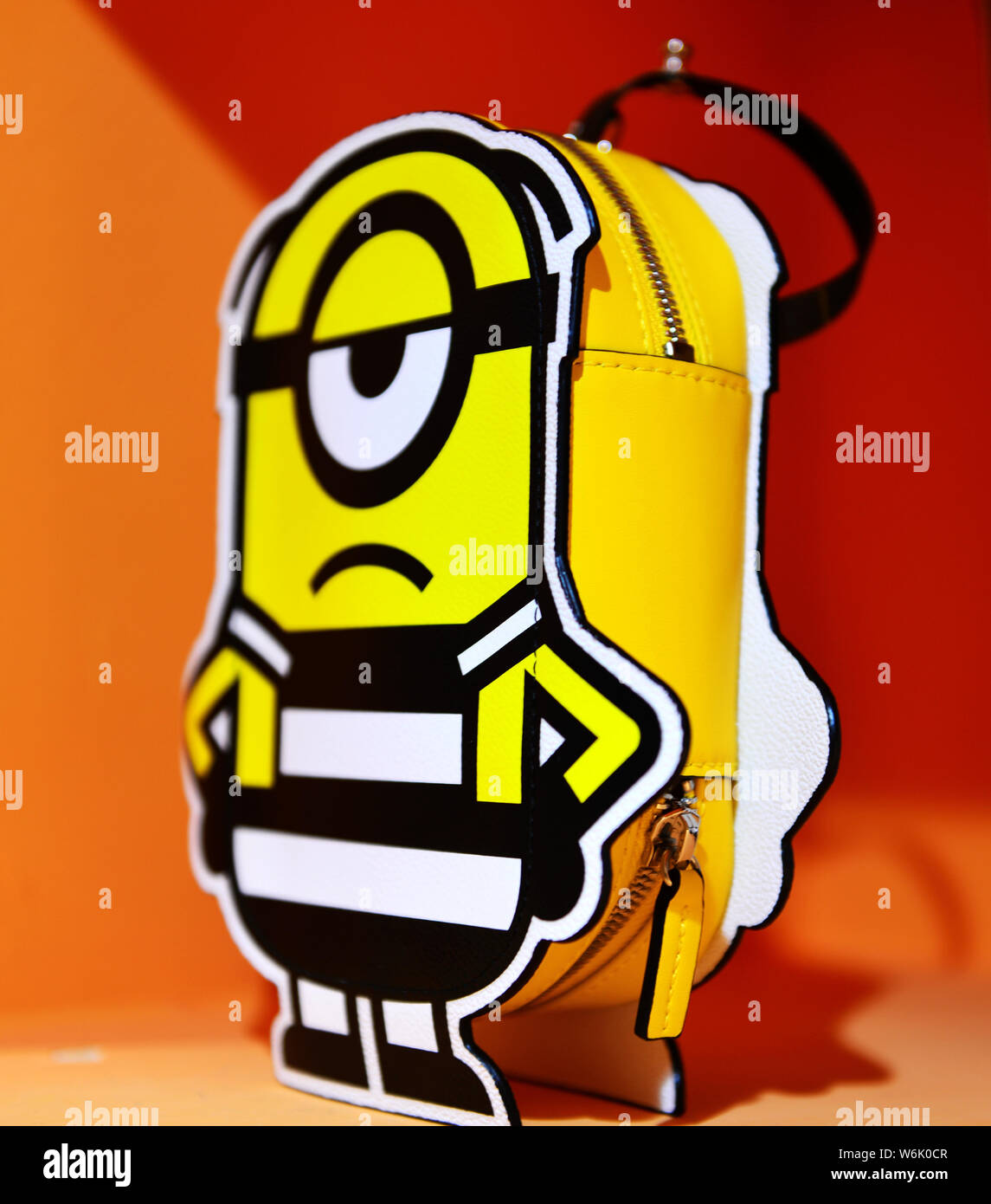 Ein minion Wallet ist auf Anzeige an der Minion - themed Pop-up Stores in Nanjing, Provinz Jiangsu, China vom 7. Februar 2018. Ein Pop-up-Store sie Stockfoto