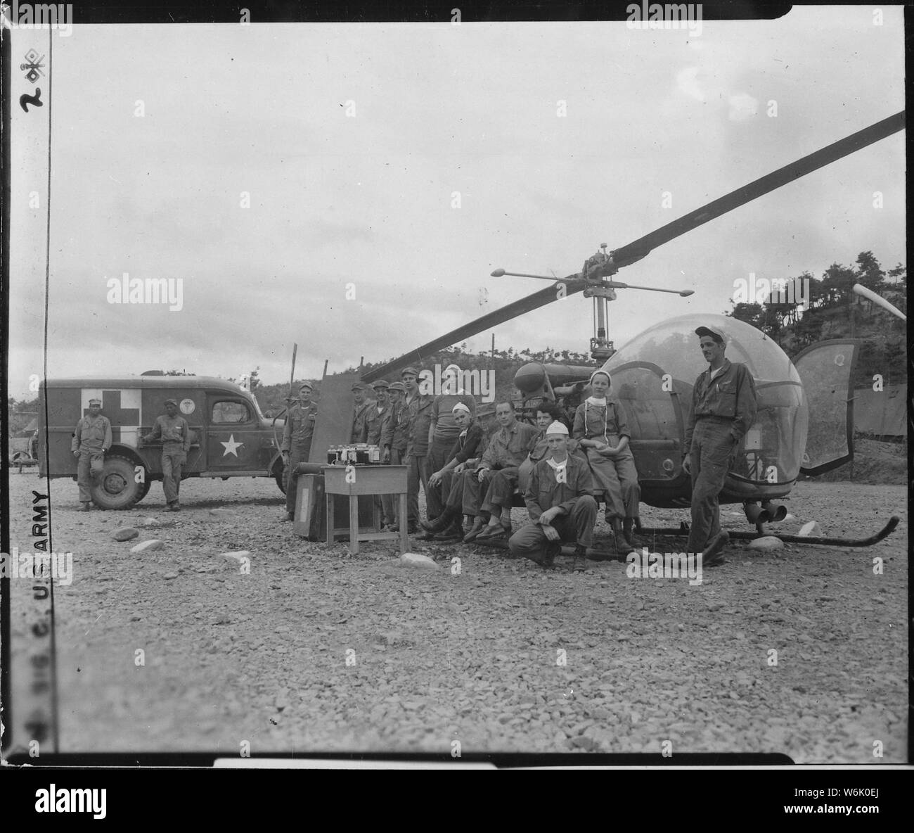 Personal und Ausrüstung, die benötigt wird, um das Leben eines Mannes zu speichern sind an HQs Der 8225Th Mobile Army Surgical Hospital, Korea montiert; Allgemeine Hinweise: Verwenden Sie Krieg und Konflikt Nummer 1457 bei der Bestellung eine Reproduktion oder Anforderung von Informationen zu diesem Bild. Stockfoto