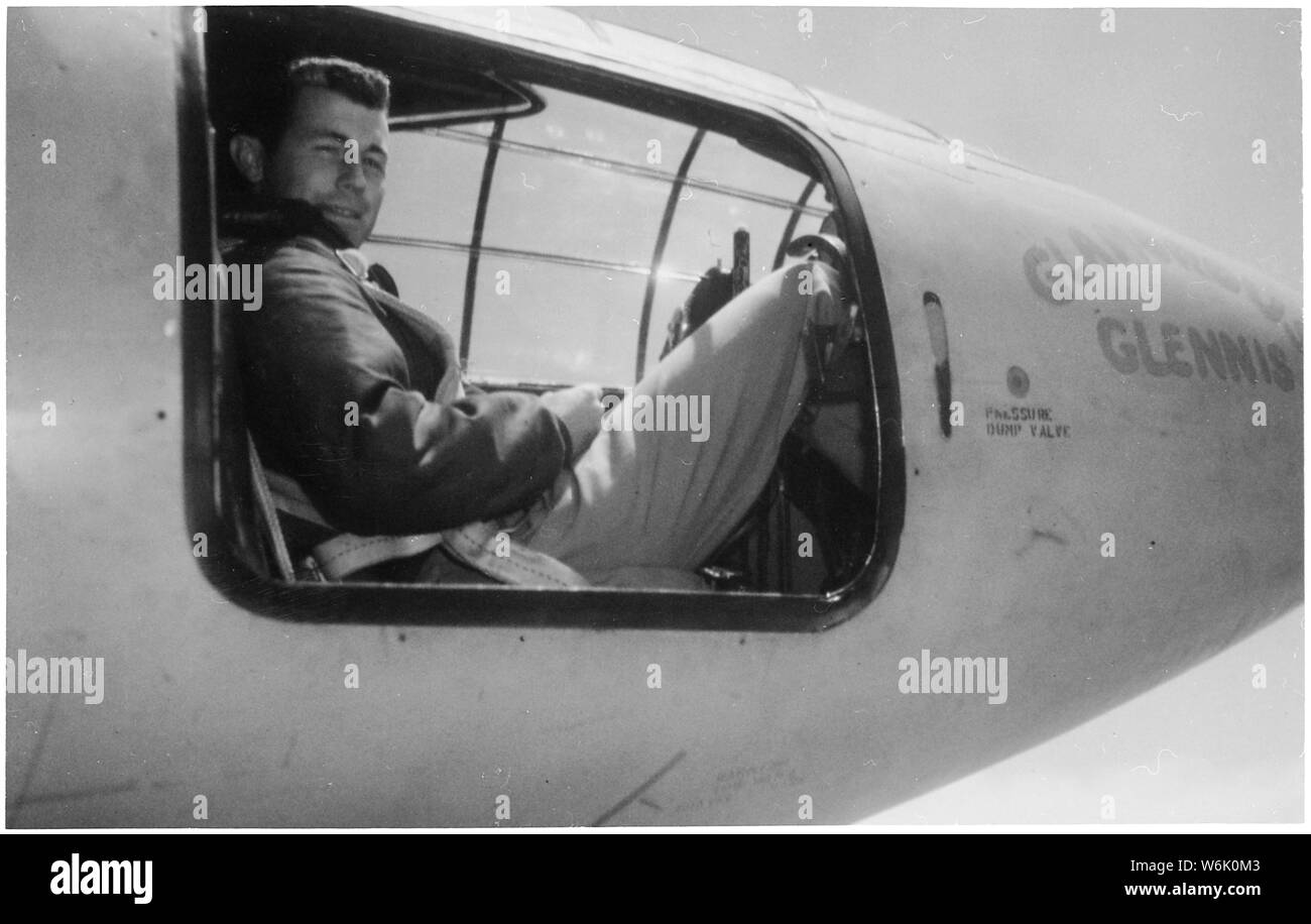 Foto von Captain Charles E. Yeager; Umfang und Inhalt: Original Bildunterschrift: Captain Charles E. Yeager, der Air Force Pilot wer war der erste Mann, der schneller als der Schall zu fliegen, sitzt im Cockpit der Bell X-1 supersonic Aircraft. Stockfoto