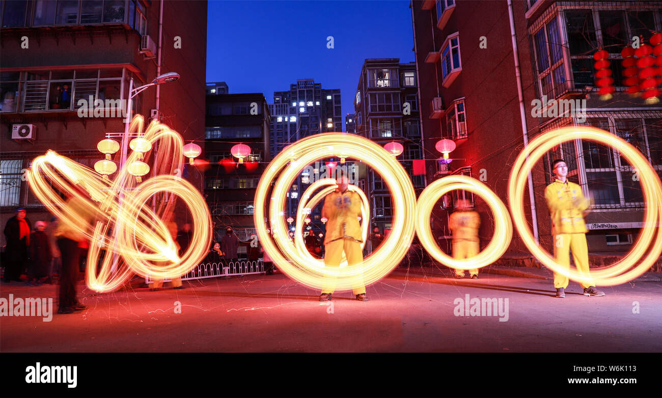 Chinesische Künstler "Feuer" oder "hehuo", eine Leistung, die auf alten Rituale der Anbetung, die Erde für gute Ernte datiert werden und Stockfoto