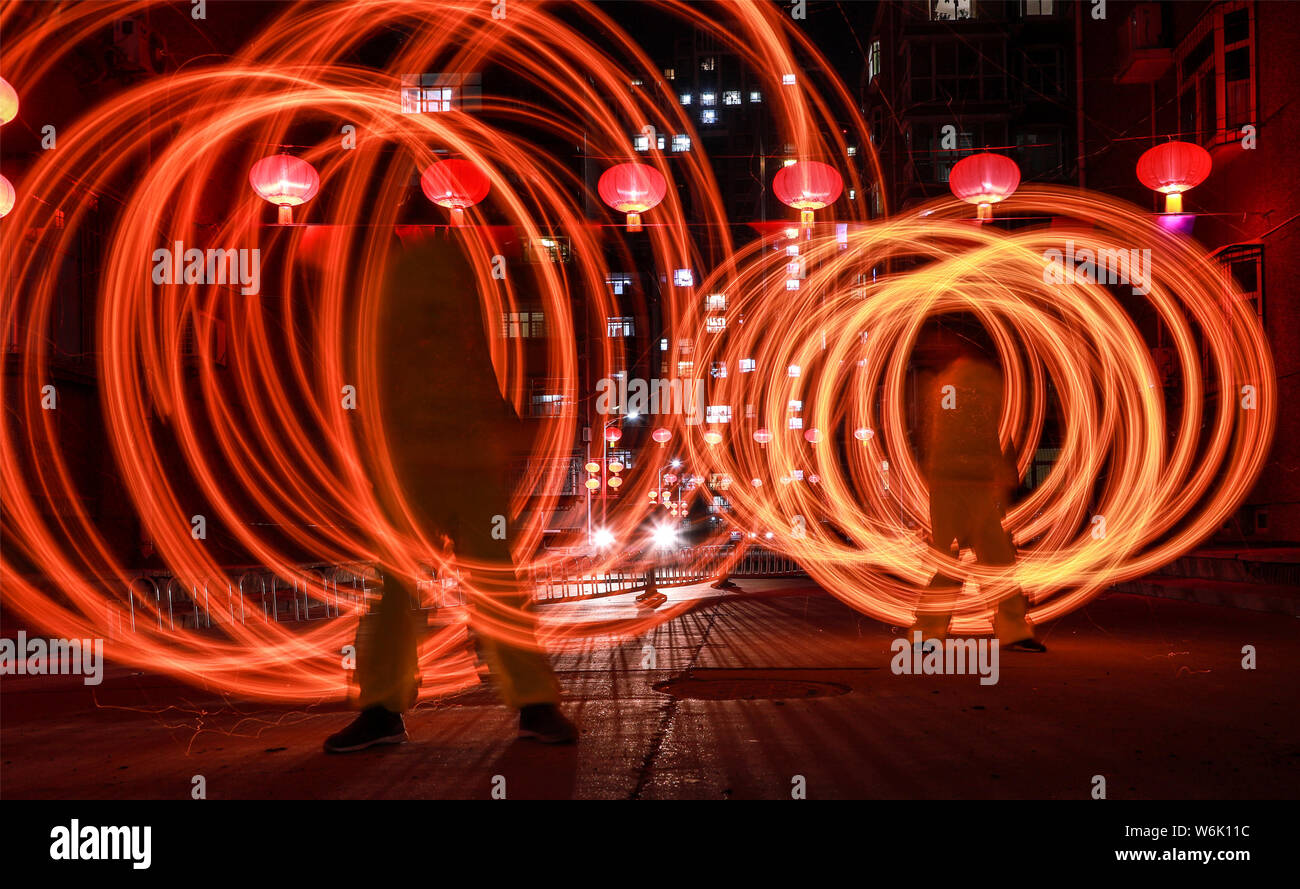 Chinesische Künstler "Feuer" oder "hehuo", eine Leistung, die auf alten Rituale der Anbetung, die Erde für gute Ernte datiert werden und Stockfoto