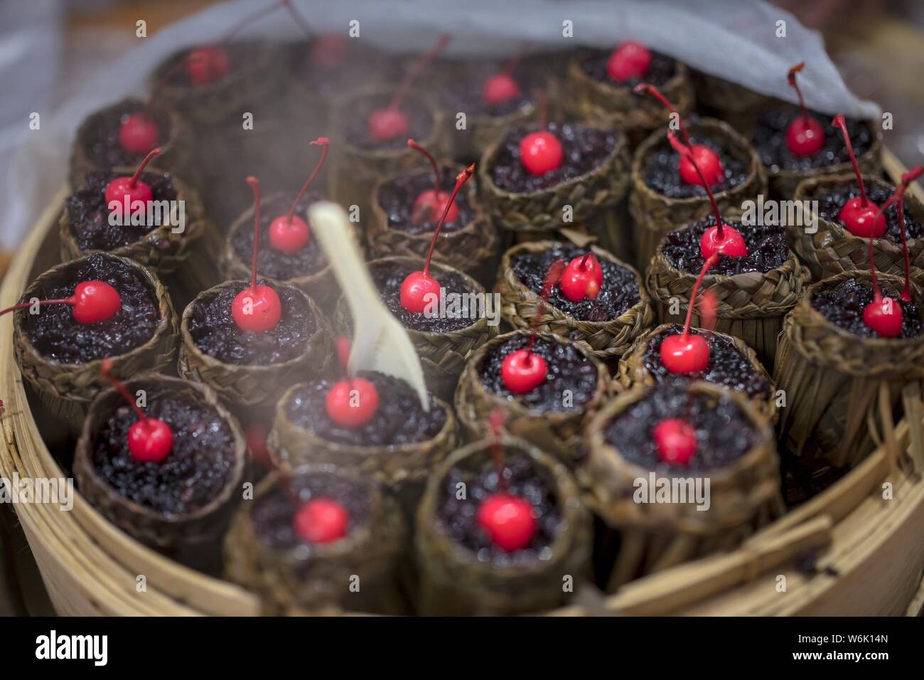 Die Gerichte werden für eine lange und Veranstaltungsräume auf die bevorstehende Frühlingsfest oder das chinesische Mondjahr (Jahr des Hundes) in Zhongshan Altstadt feiern vorbereitet Stockfoto