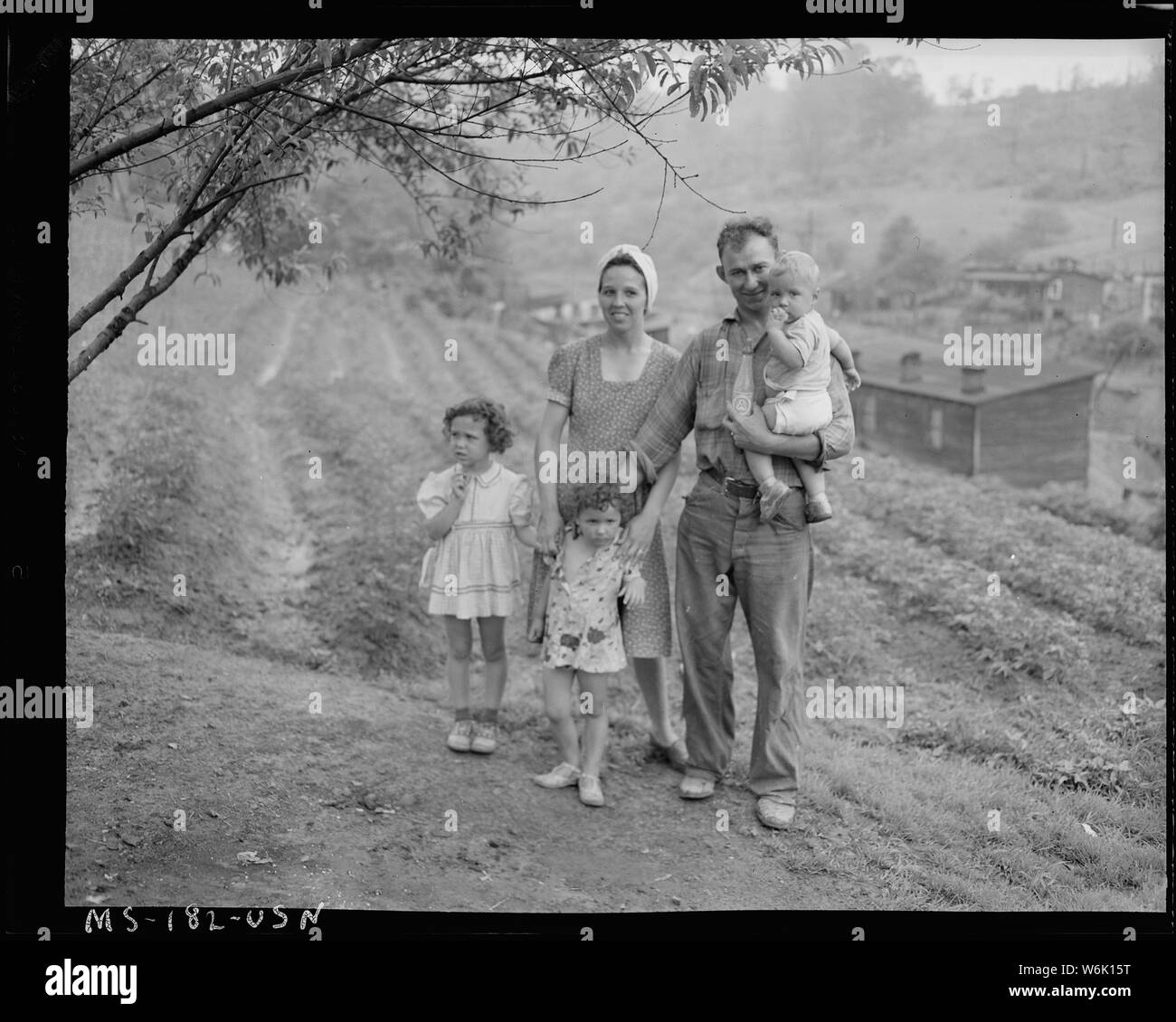 Foto von einem Herrn Orinick und seine Familie; Umfang und Inhalt: Original Bildunterschrift: N. Orinick, Bergmann, und die Familie, die vor Ihren Garten. Louise Coal Company, Louise Grube, Osage, Monogalia County, West Virginia. Stockfoto