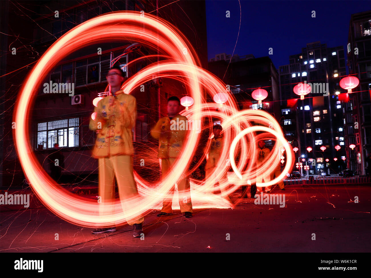 Chinesische Künstler "Feuer" oder "hehuo", eine Leistung, die auf alten Rituale der Anbetung, die Erde für gute Ernte datiert werden und Stockfoto