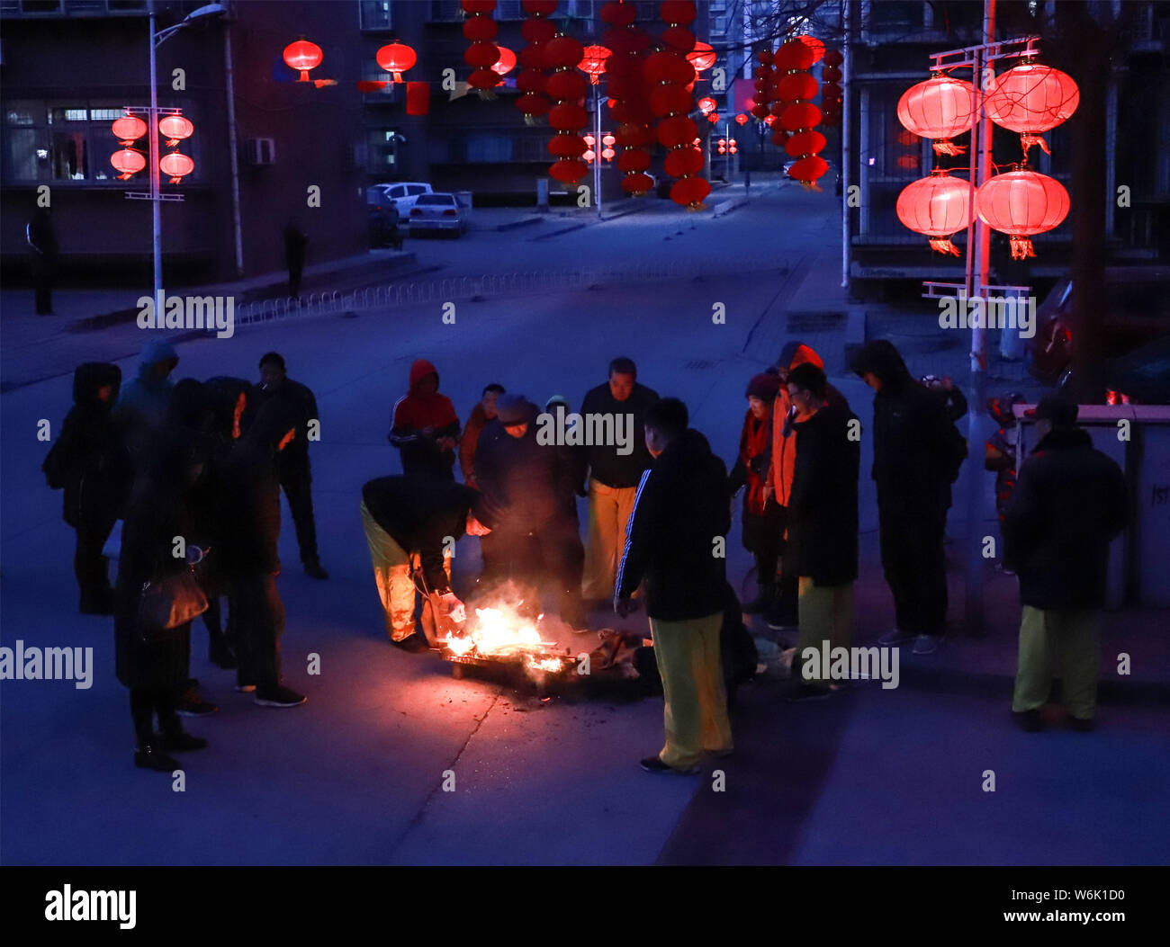 Chinesische Künstler bereiten 'Gemeinschaft' oder Der hehuo", eine Leistung, die auf alten Rituale der Anbetung der Erde für eine gute Uhr datiert werden Stockfoto