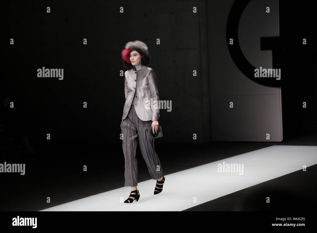 Ein Modell zeigt eine neue Schöpfung an der Giorgio Armani zeigen während der Mailand Fashion Week Herbst/Winter 2018 in Mailand, Italien, 24. Februar 2018. Stockfoto