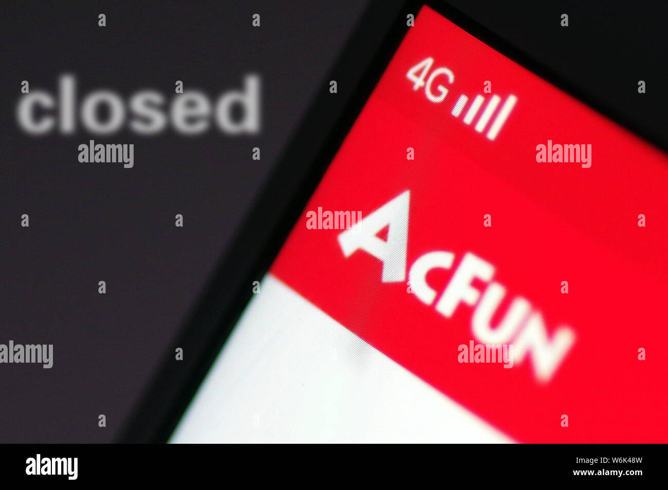 Ein chinesisches Handy Benutzer verwendet die mobile App der chinesischen Video-sharing-Streaming website AcFun, die nicht verfügbar ist, auf sein Smartphone in Ji'nan ci Stockfoto