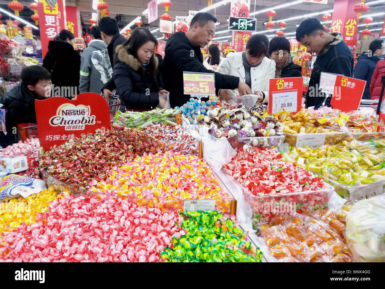Kunden shop für Süßigkeiten in einem Supermarkt in Shanghai, China, 11. Februar 2018. China's Consumer Confidence Index oder CCI wird wahrscheinlich in Pos bleiben Stockfoto
