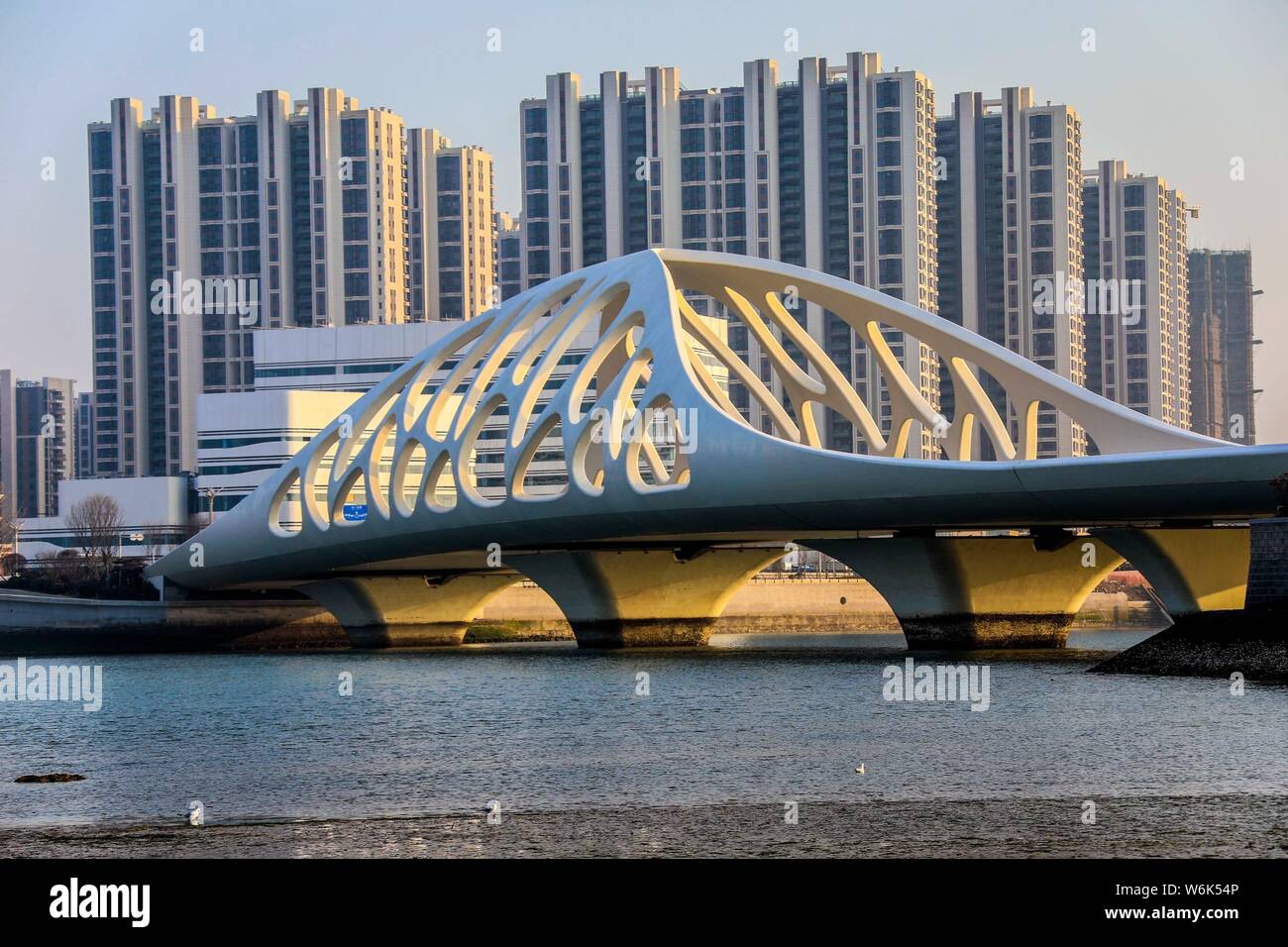 Landschaft der Coral Bridge, Shanbubei Qiao in Chinesisch, ein Wahrzeichen der Küstenstadt Qingdao in der ostchinesischen Stadt, Provinz Shandong, 23. Februar Stockfoto