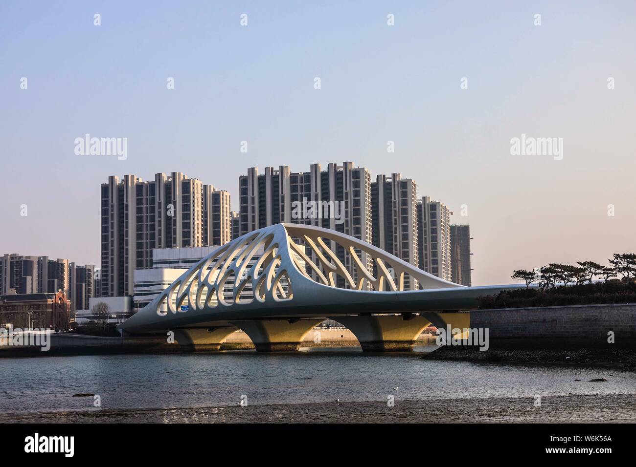 Landschaft der Coral Bridge, Shanbubei Qiao in Chinesisch, ein Wahrzeichen der Küstenstadt Qingdao in der ostchinesischen Stadt, Provinz Shandong, 23. Februar Stockfoto