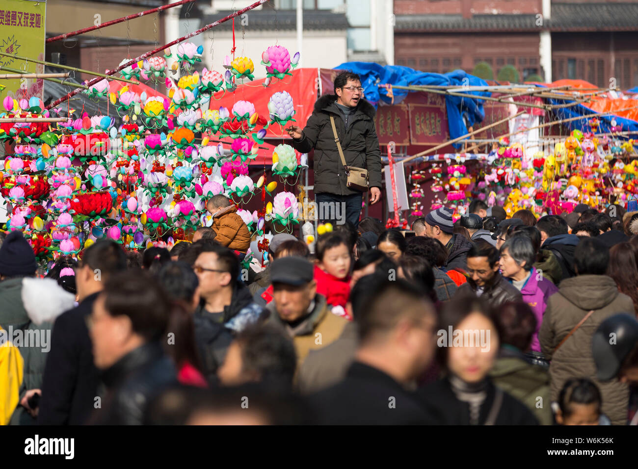 Massen von Einheimischen und Touristen Menge Konfuziustempel traditionellen festlichen Laternen zu kaufen vor dem Laternenfest oder die Feder Lant Stockfoto