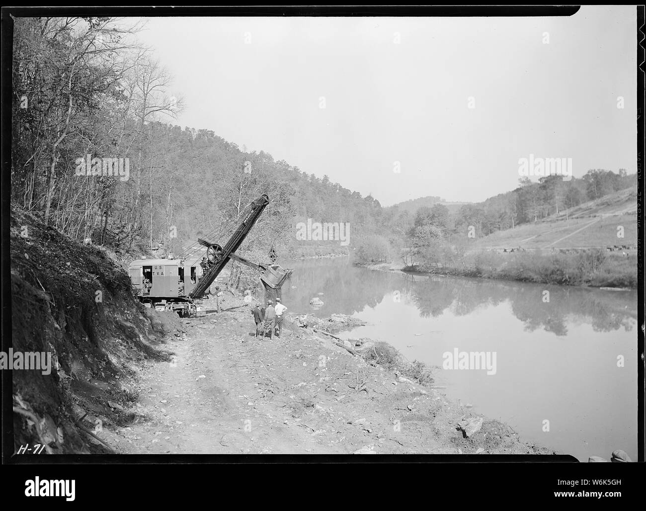 Bagger bei der Arbeit auf der Straße bei Norris Dam site auf dem Fluss