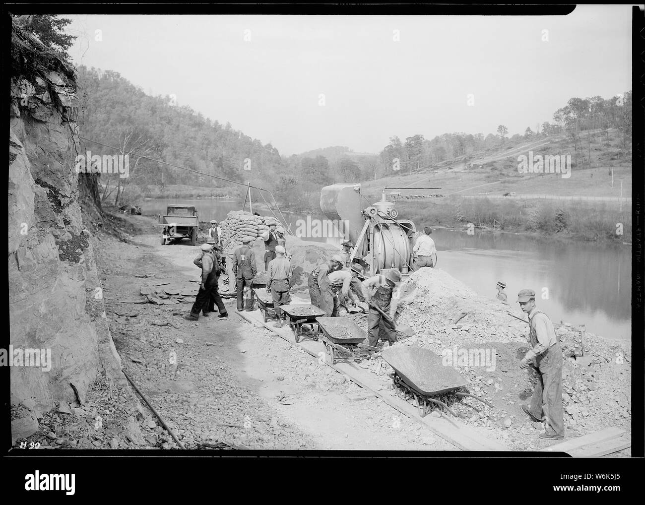 Gießen die erste Charge von Beton für Krippe #1 auf die robuste Konstruktion Brücke bei Norris Dam Website, nur unterhalb der Staumauer. R. S. Carter, Vorarbeiter, Hershel Womack, Vorarbeiter, Eugene Greenwood, Wasser Junge, Ernest Rutledge, Mix, Swan Scharfe, Alvin sackt ab, mynard Scharfe, Blaine Oakes, Schorf Baird, Bryan Chadwell, Edward Hill, Hobart Waffenstillstand, Claude Schaffner, John H. Glandon, Henry B. Comer, und Esco Rogers. Stockfoto
