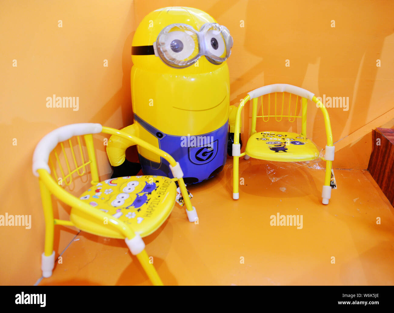 Blick auf ein Minion und zwei Stühle auf der Minion - themed Pop-up Stores in Nanjing, Provinz Jiangsu, China vom 7. Februar 2018. Ein Pop- Stockfoto