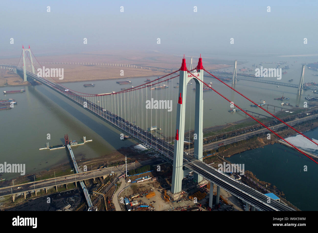 Luftbild der Baustelle des ersten Big-span Stahlträger Aufhängung der Welt und China Bridge, die zweite Dongting See Brücke auf Stockfoto