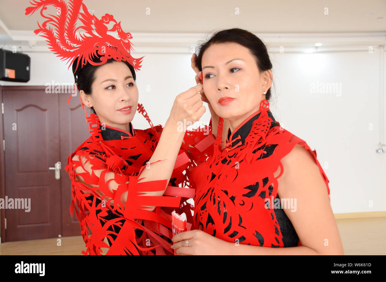 Modelle zeigen Kopf Zubehör, Capes, und Ohrringe aus Papier von 36-Jahre alten Chinesischen Handwerker Liang Ying, ein Erbe der Papier- Stockfoto