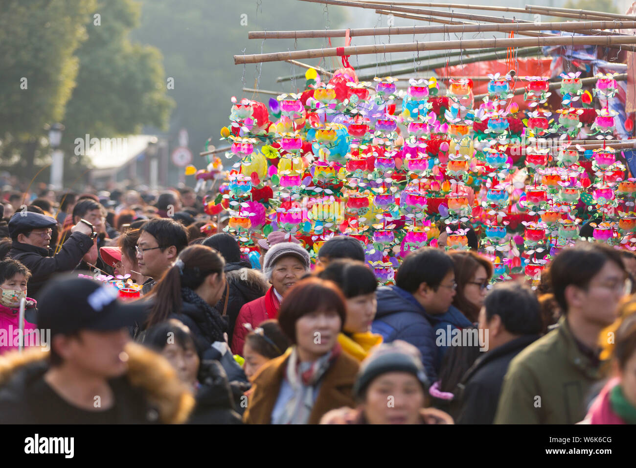 Massen von Einheimischen und Touristen Menge Konfuziustempel traditionellen festlichen Laternen zu kaufen vor dem Laternenfest oder die Feder Lant Stockfoto