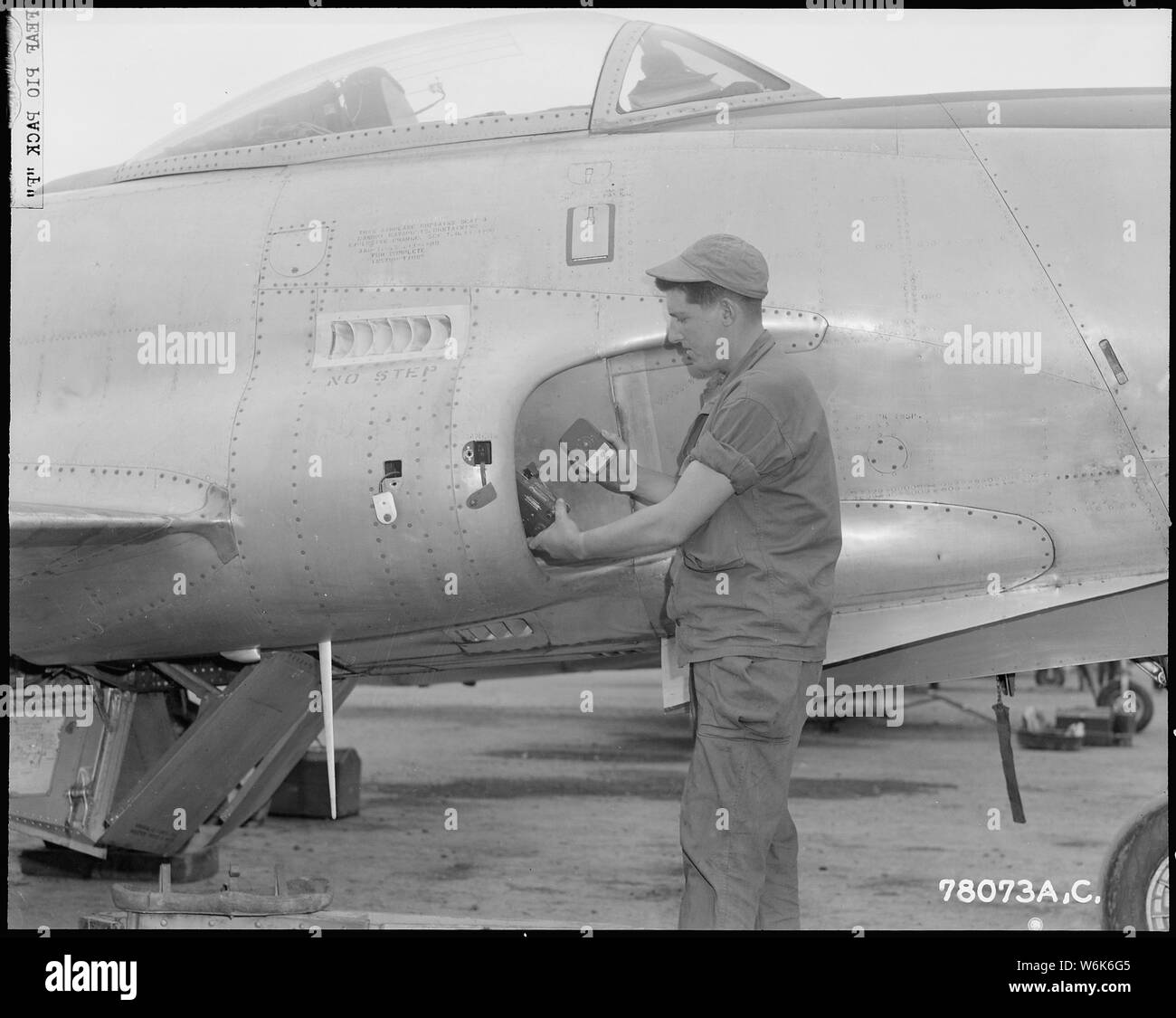 Nachweis der Verwüstung durch .50 Kaliber Maschinengewehre in F-80 Kampfjets ist von gun Kameras, die auf dem Film jedem Burst auf ein feindliches Ziel zur Verfügung gestellt. Sgt. Doyle L. Benfield, Newland, N.C. wird angezeigt, indem ein Filmmagazin, eine der Kameras kurz vor der Ebene. Stockfoto