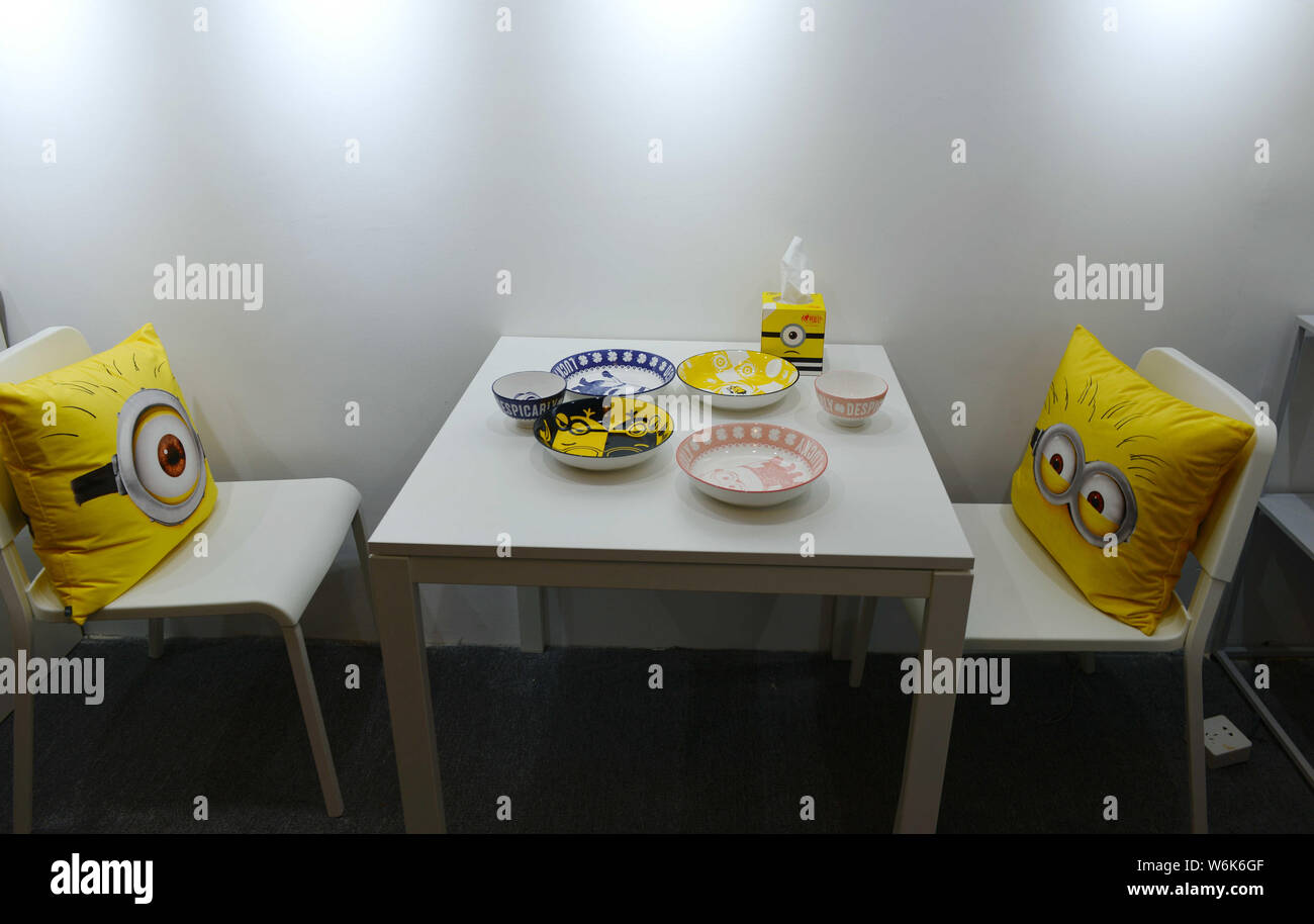 Anzeigen von Schalen und Teller auf der Minion - themed Pop-up Stores in Nanjing, Provinz Jiangsu, China vom 7. Februar 2018. Ein Pop-up-Stor Stockfoto
