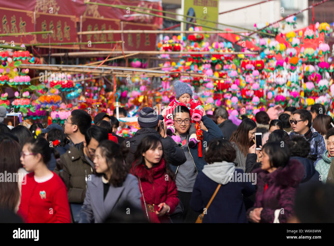 Massen von Einheimischen und Touristen Menge Konfuziustempel traditionellen festlichen Laternen zu kaufen vor dem Laternenfest oder die Feder Lant Stockfoto