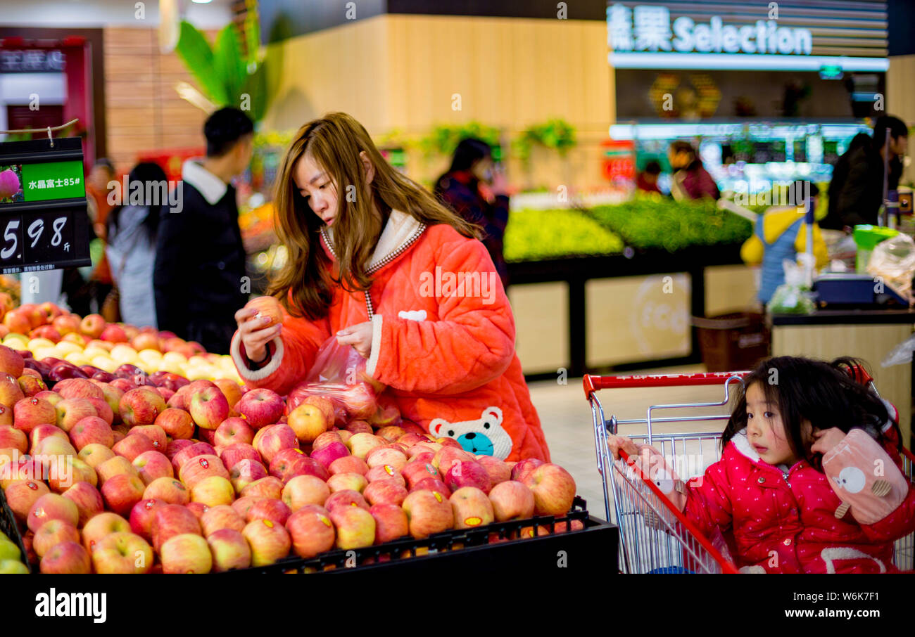 Kunden shop für Obst in einem Supermarkt in Bijie Stadt, im Südwesten Chinas Provinz Guizhou, 6. Februar 2018. China's Consumer Confidence Index oder C Stockfoto