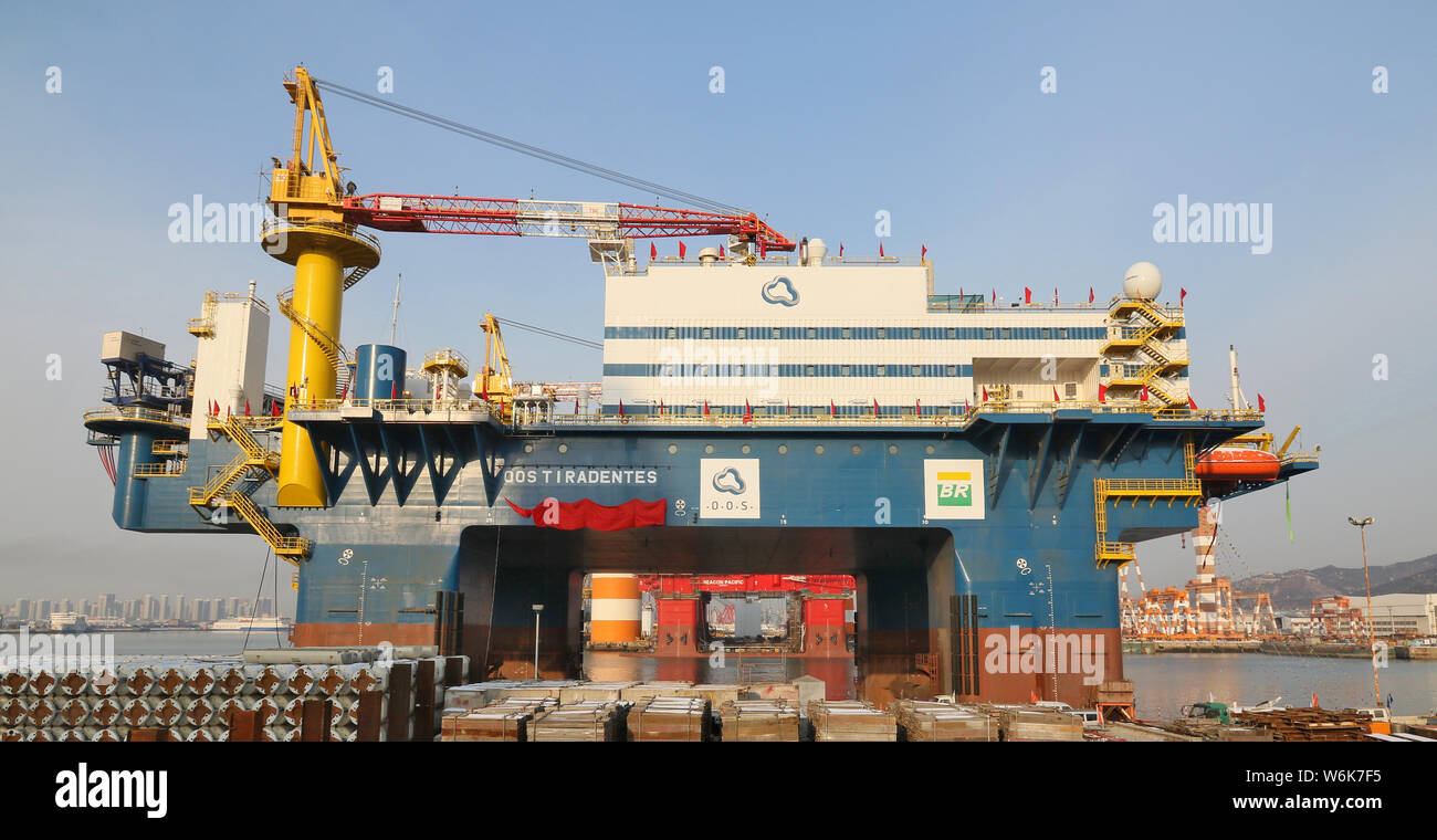 Die semi-submersible Unterkunft Schiff (SSAV), OOS Tiradentes, Liegeplätze am Kai in einem Hafen vor der Abreise nach Brasilien in Yantai Stadt im Osten Chinas Stockfoto