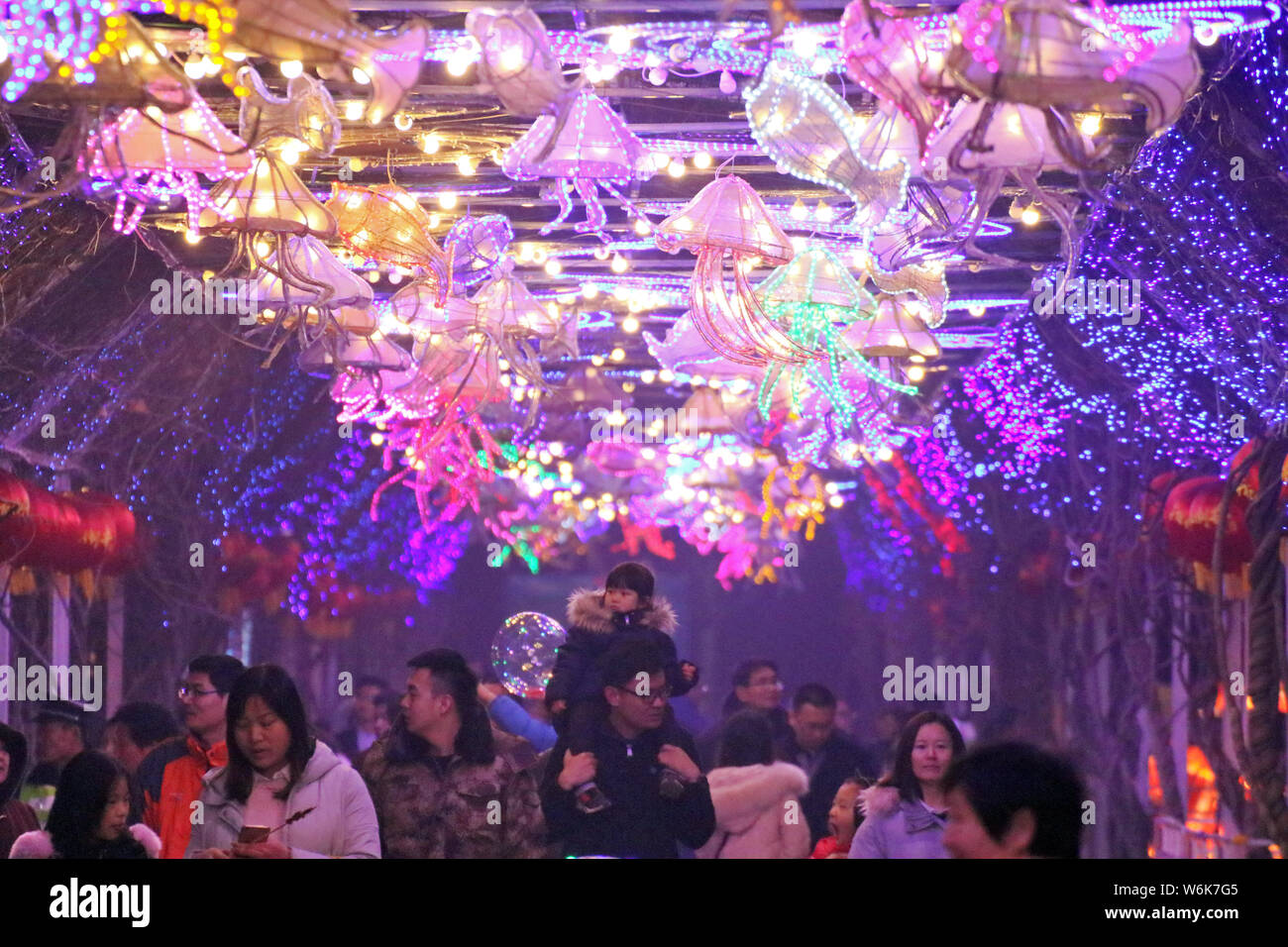 Besucher schlendern unter einer Laterne Messe in Zibo City, der ostchinesischen Provinz Shandong, 27. Februar 2018. Laternenfest fällt auf den 15. Tag o Stockfoto