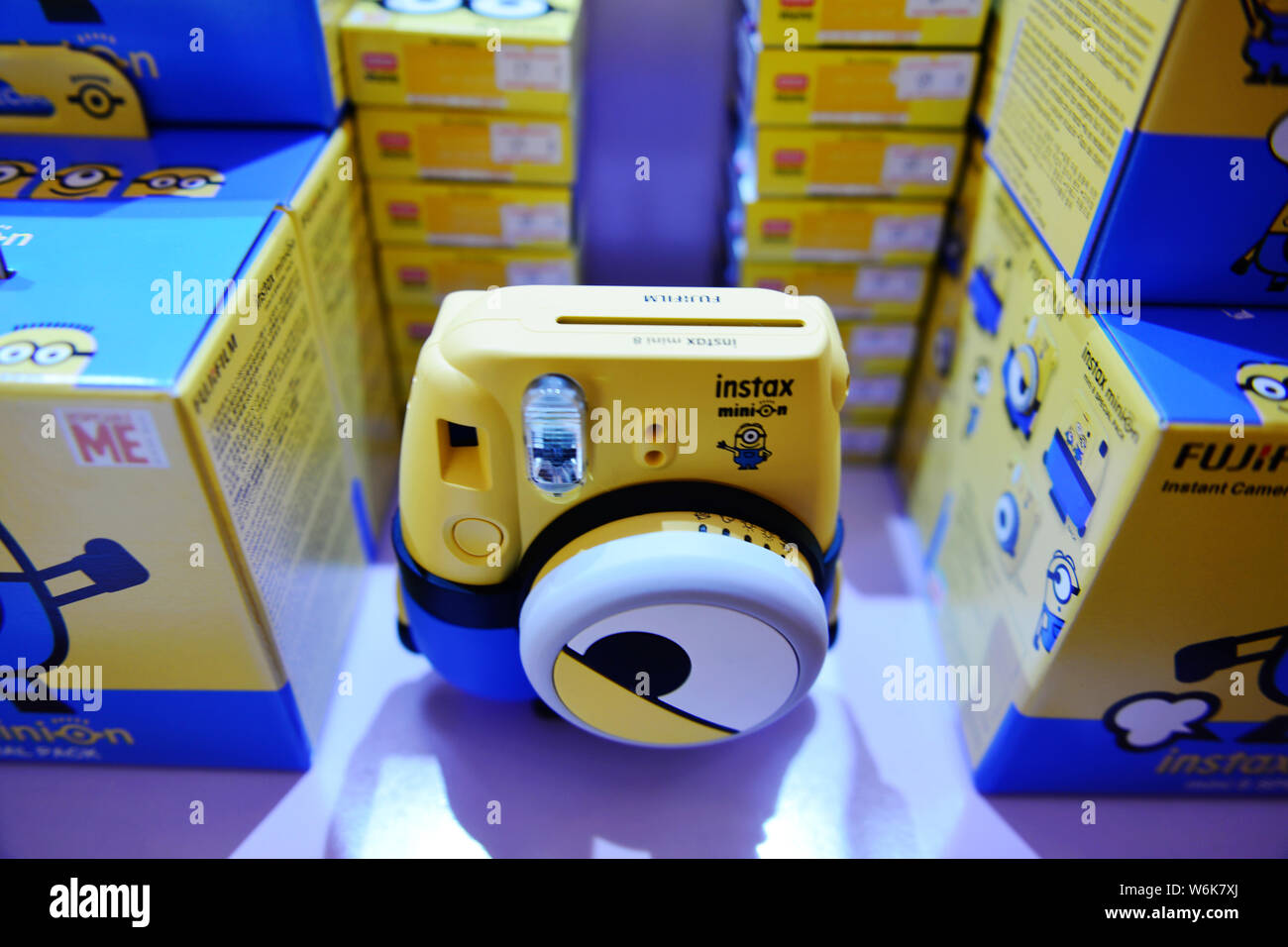 Eine Polaroid Kamera ist auf Anzeige an der Minion - themed Pop-up Stores in Nanjing, Provinz Jiangsu, China vom 7. Februar 2018. Ein Pop-up-Store. Stockfoto