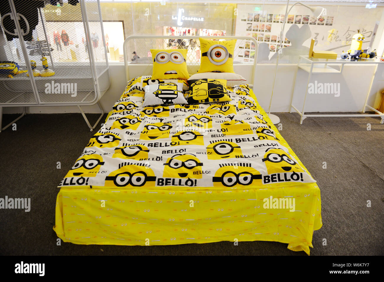 Blick auf ein Bett auf der Minion - themed Pop-up Stores in Nanjing, Provinz Jiangsu, China vom 7. Februar 2018. Ein Pop-up-store themed af Stockfoto