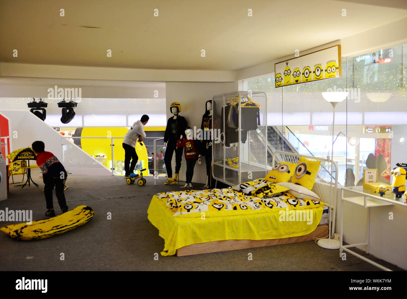 Blick auf ein Bett auf der Minion - themed Pop-up Stores in Nanjing, Provinz Jiangsu, China vom 7. Februar 2018. Ein Pop-up-store themed af Stockfoto