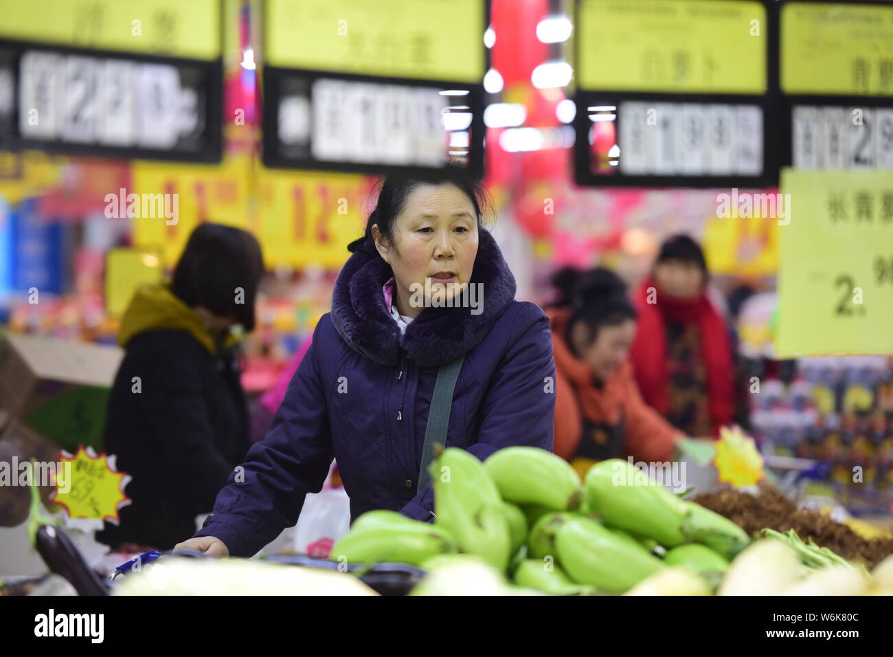 Ein Kunde kauft für Gemüse in einem Supermarkt in Fuyang Stadt, der ostchinesischen Provinz Anhui, 9. Februar 2018. China's Consumer Confidence Index oder Stockfoto