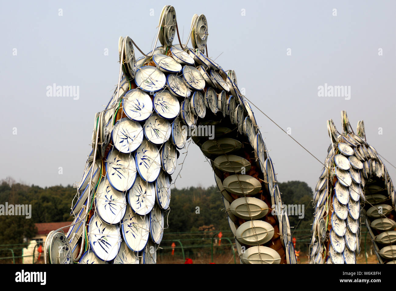 Die 100 Meter lange Chinesische Drachen von mehr als 30.000 Porzellan hergestellt wird auf dem Display in Changde Hanshou Grafschaft, Stadt, Provinz Hunan, China, 2. Stockfoto