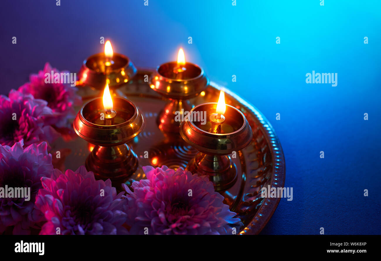 Happy Diwali - Öllampen leuchten bei diwali Feier Stockfoto