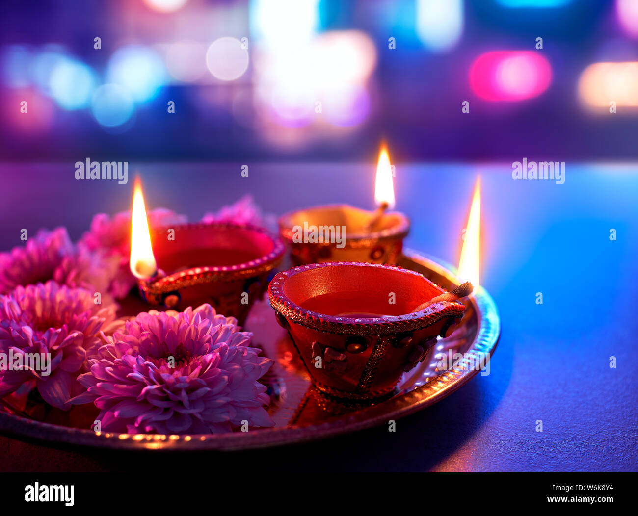 Happy Diwali - Bunt Ton diya Lampen leuchten bei diwali Feier Stockfoto