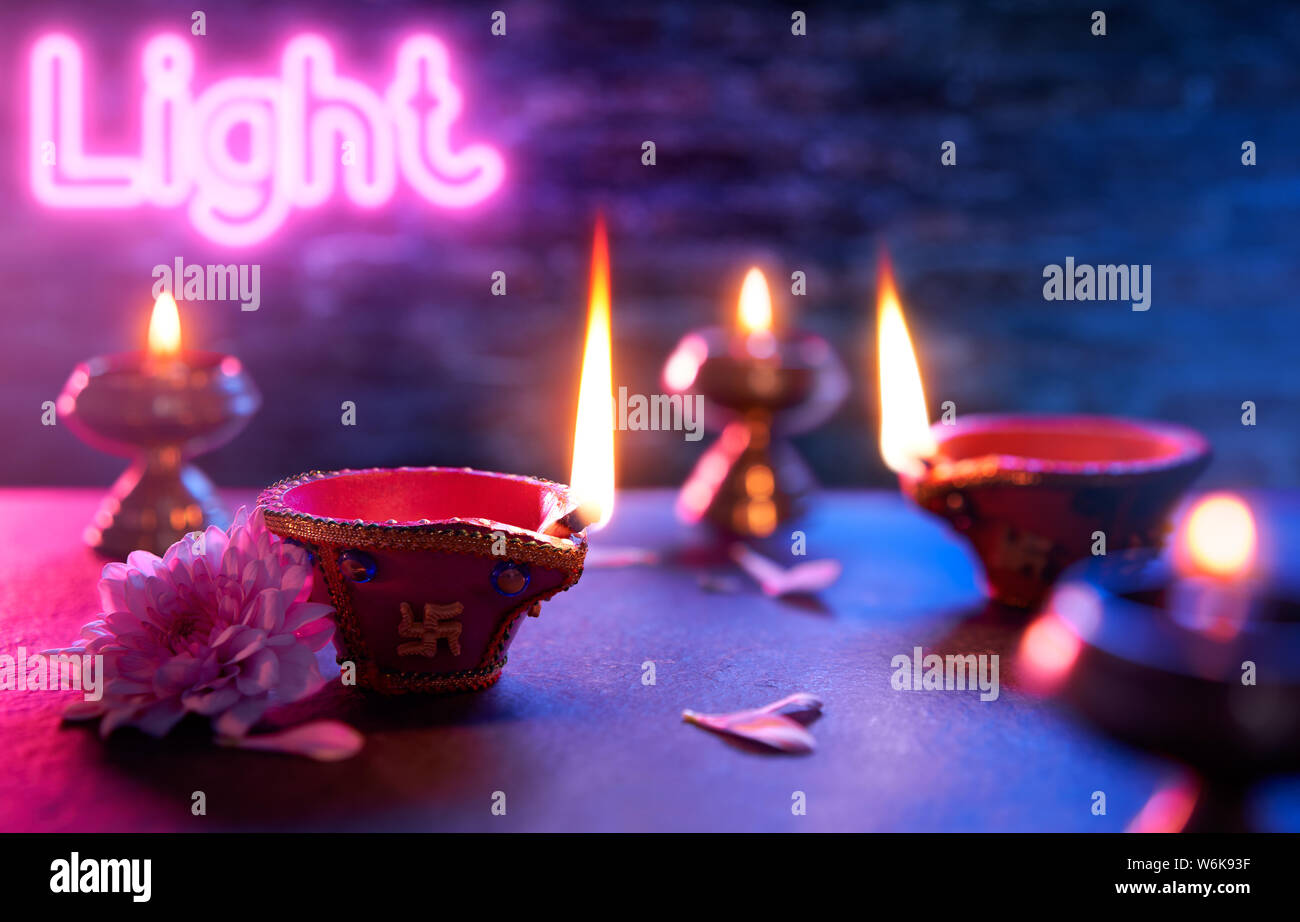 Happy Diwali - Diya Öllampen auf Neonlicht Hintergrund Stockfoto