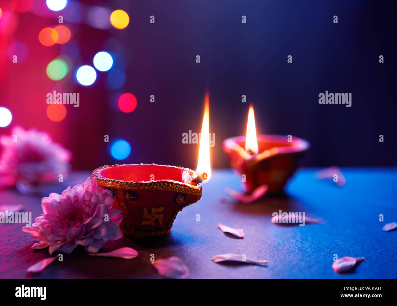 Happy Diwali - Diya Lampen auf dem Boden mit Bokeh hellen Hintergrund Stockfoto