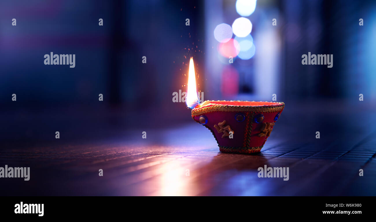 Happy Diwali - beleuchtete diya Lampe auf Straße bei Nacht Stockfoto