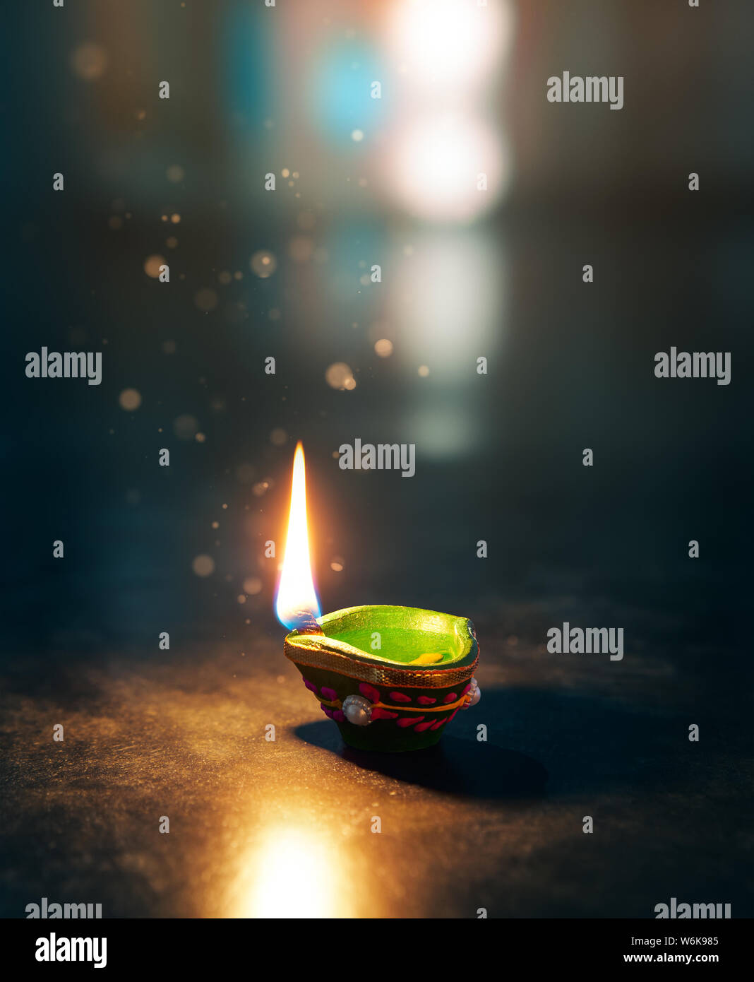Happy Diwali - beleuchtete diya Lampe auf einem abtract Hintergrund mit geringer Tiefenschärfe Stockfoto