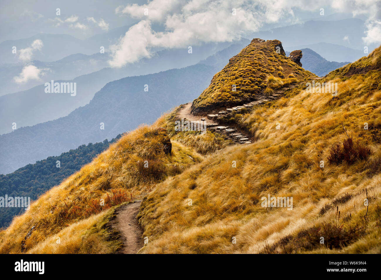 Straße am schönen Hügeln des Himalaya in Nepal Stockfoto