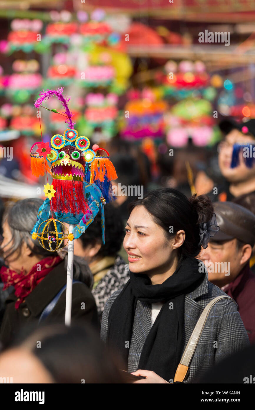 Massen von Einheimischen und Touristen Menge Konfuziustempel traditionellen festlichen Laternen zu kaufen vor dem Laternenfest oder die Feder Lant Stockfoto