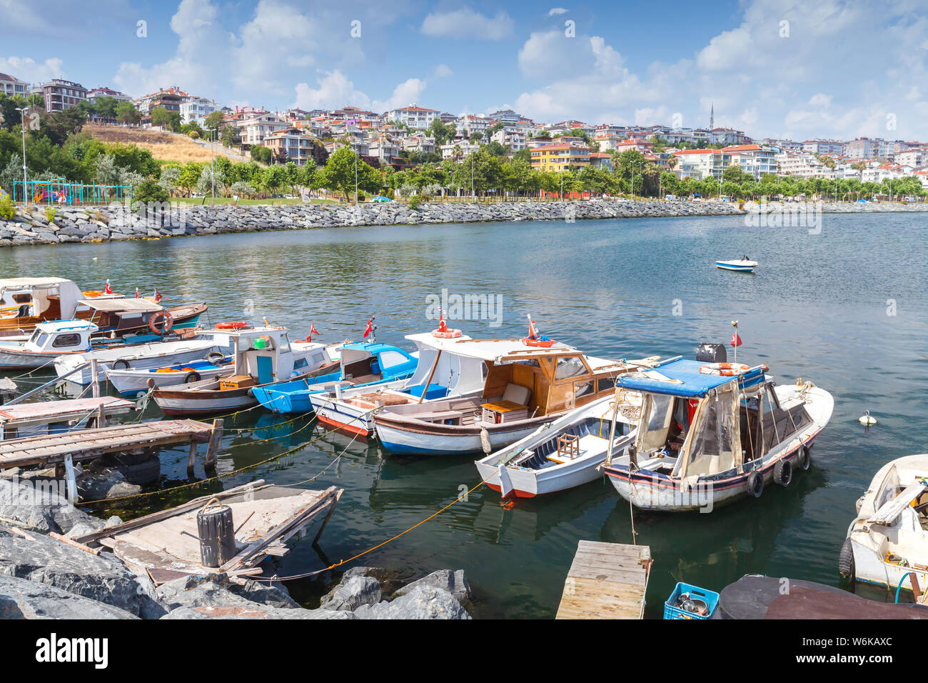 Kleine hölzerne Fischerboote sind in Avcilar port, Bezirk von Istanbul, Türkei günstig Stockfoto