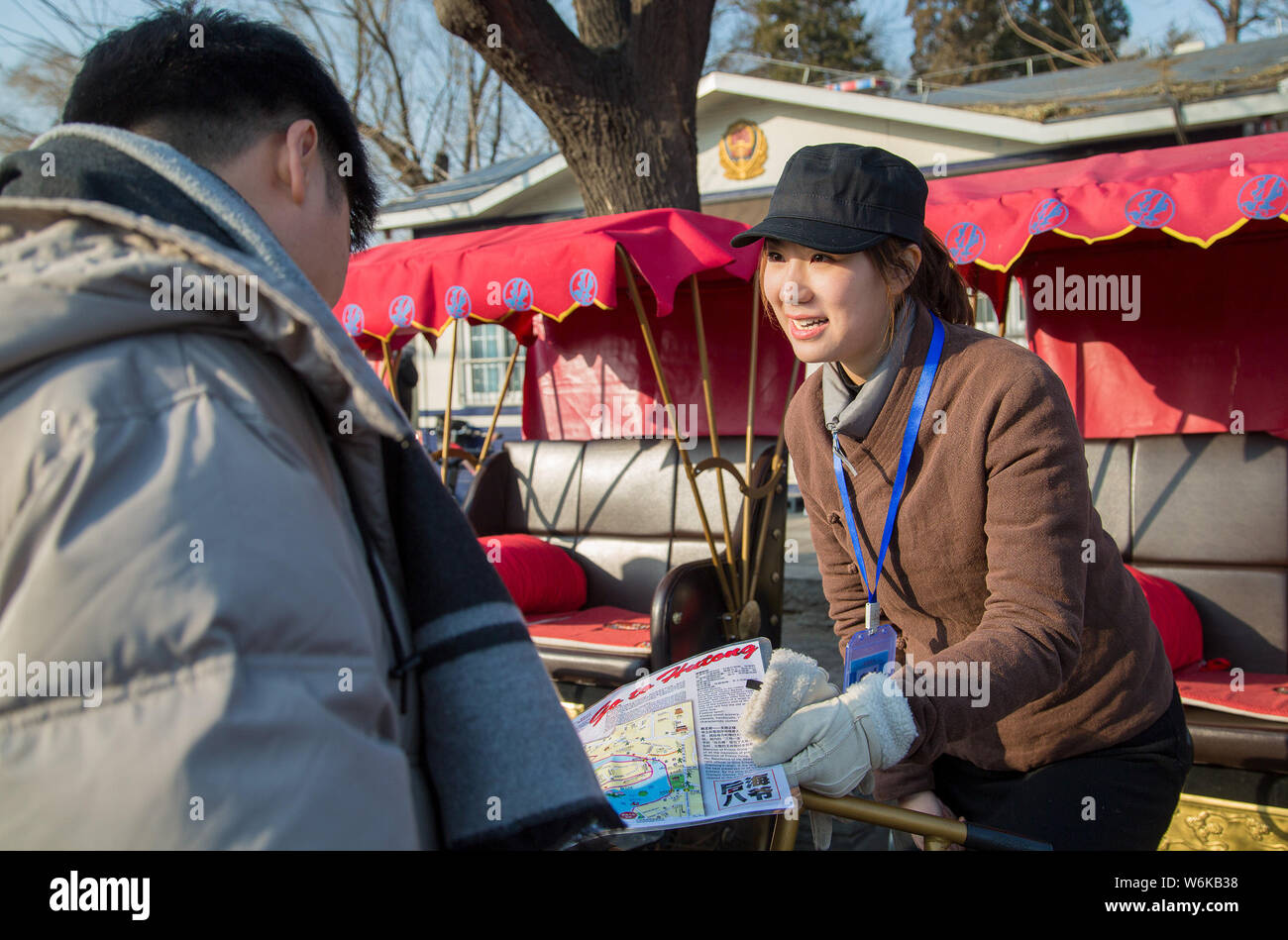 Chinesin Li Geyin, Mitglied der traditionell von Männern nur Dreirad fahren Team Houhai Baye, die Touren im Herzen von Peking leitet, interagiert, wi Stockfoto