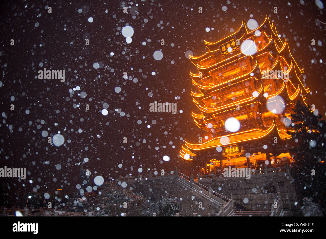 Blick auf Leuchtmittel Yellow Crane Tower im Schnee in der Nacht in Wuhan City, Central China Provinz Hubei, 26. Januar 2018. Stockfoto