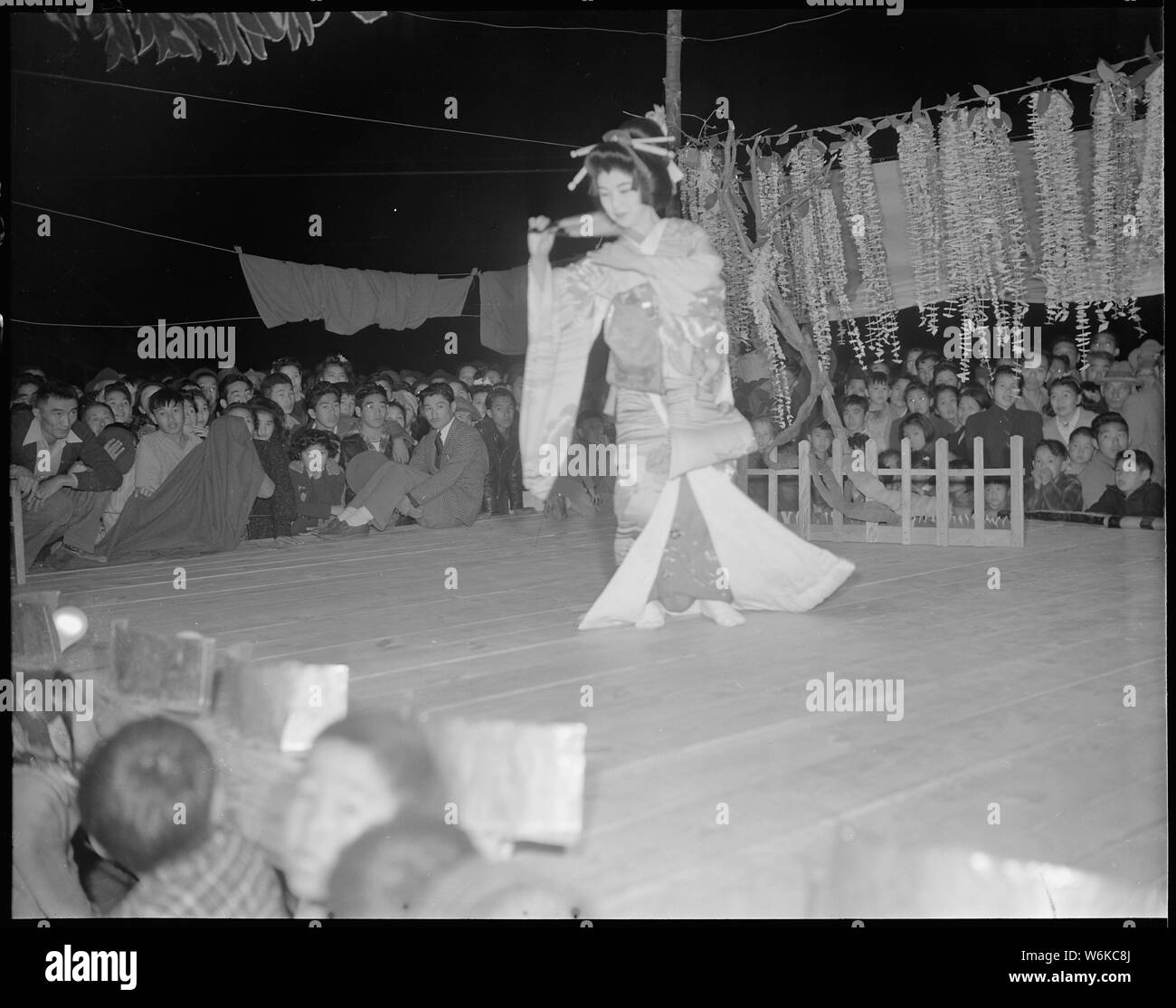 Rohwer Relocation Center, McGehee, Arkansas. Eine japanische Volkstänzer an einer im Entertainment. Stockfoto