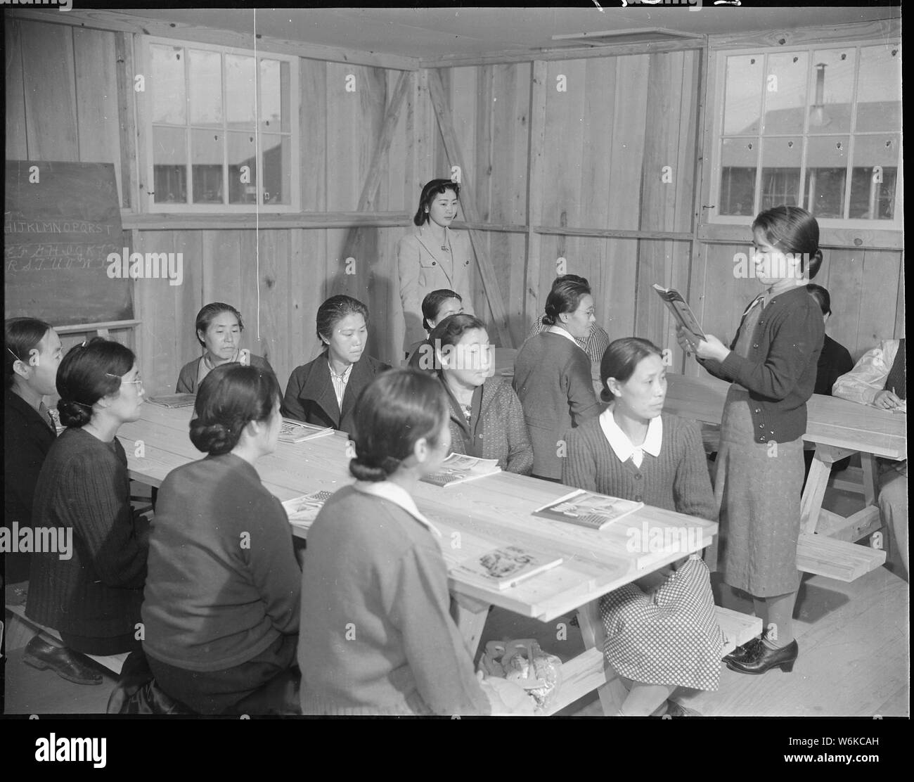 Rohwer Relocation Center, McGehee, Arkansas. Eine Klasse in englischer Sprache bei der rohwer Center. Stockfoto